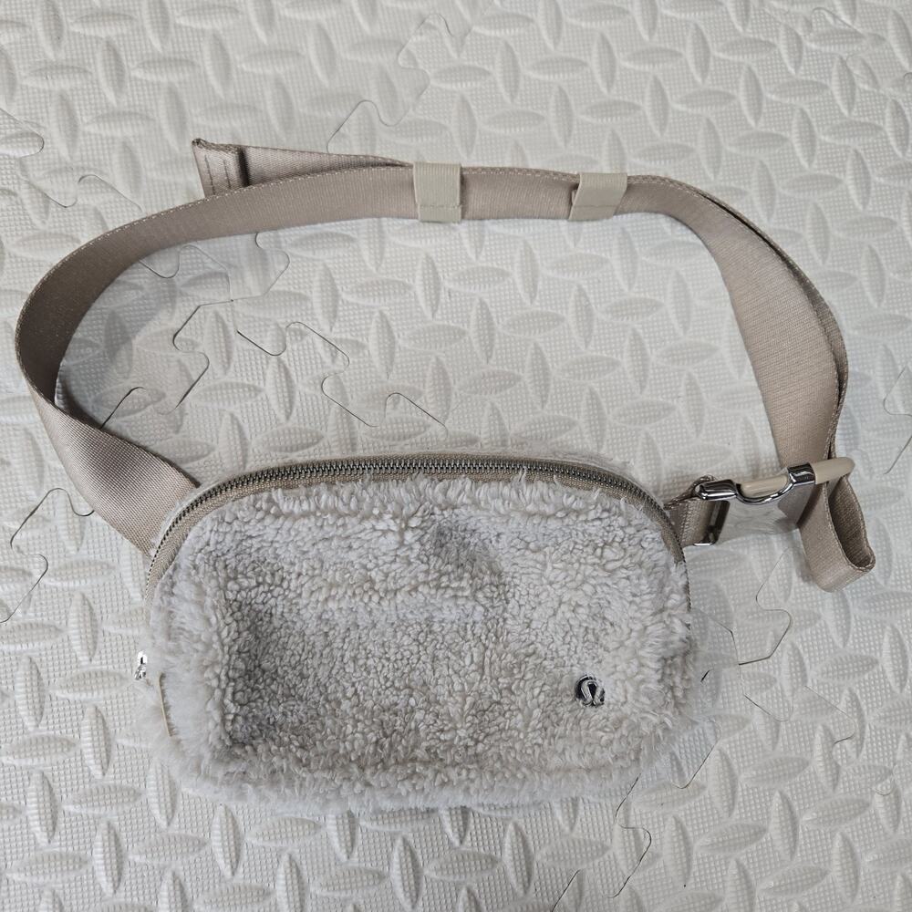 Lululemon Everywhere Belt Bag Beige‎ Faux Sherpa Light Gold Adjustable Strap
